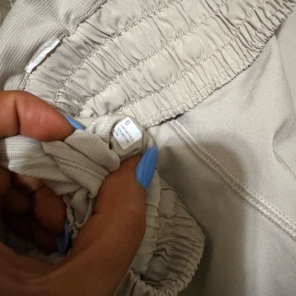 LULULEMON Cream hotty hot 2.5in Shorts - Picture 5 of 5